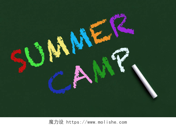 夏令营写在绿色的黑板上文本夏令营写在绿色的黑板上